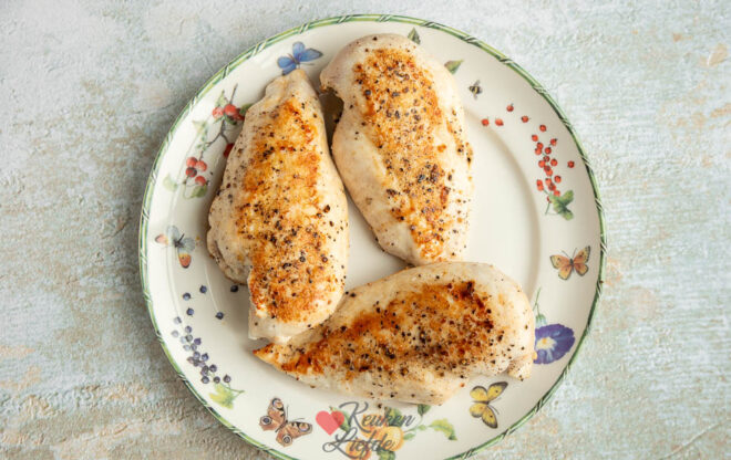 Bak de kipfilets goudbruin