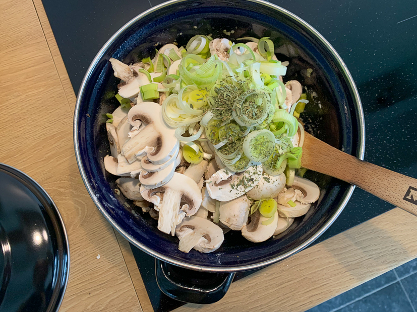 Kippannetje met champignonroomsaus en prei Kippannetje met champignonroomsaus en prei