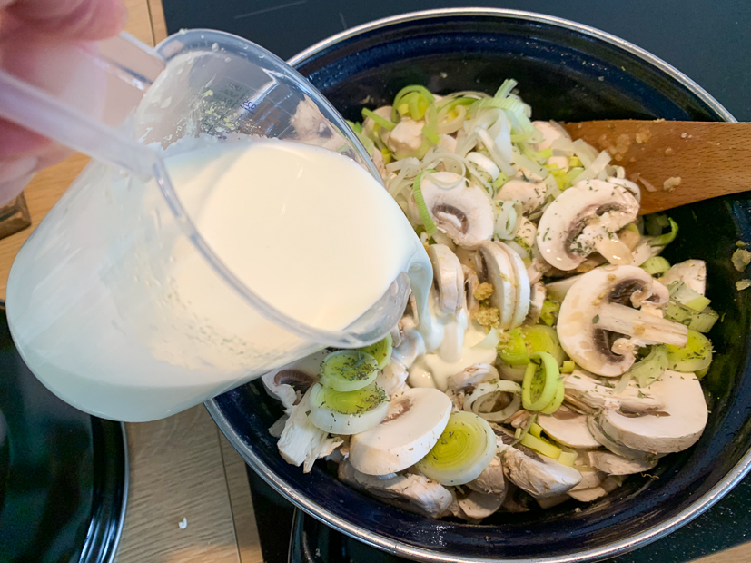 Kippannetje met champignonroomsaus en prei Kippannetje met champignonroomsaus en prei