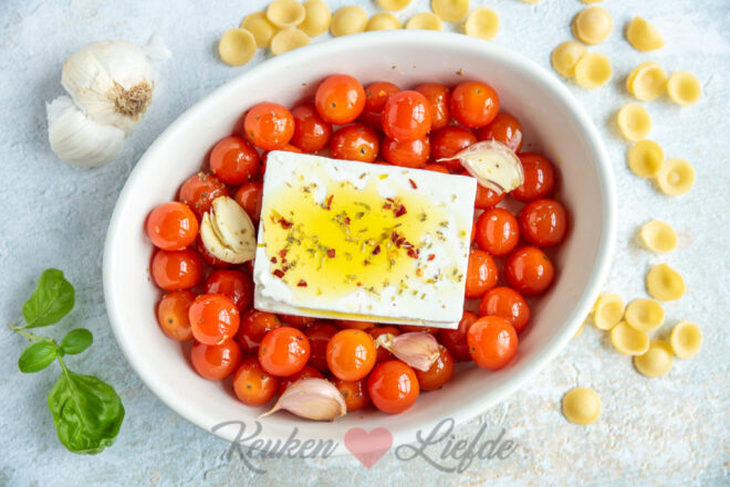 Tomaten en feta klaarzetten