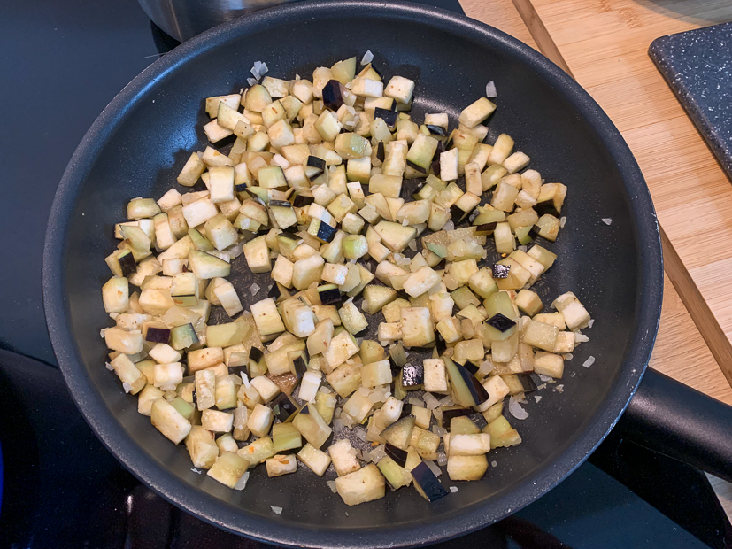 Gevulde puntpaprika met aubergine en ei Gevulde puntpaprika met aubergine en ei