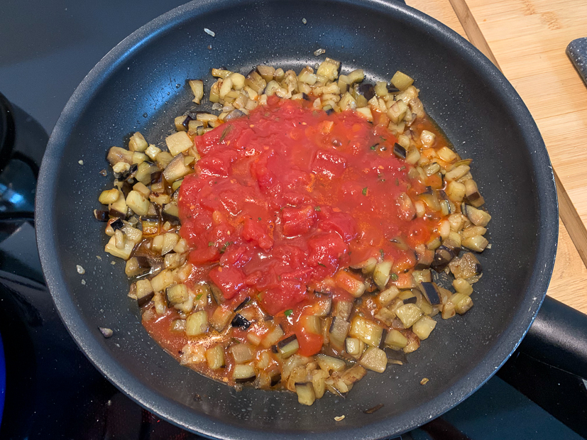 Gevulde puntpaprika met aubergine en ei