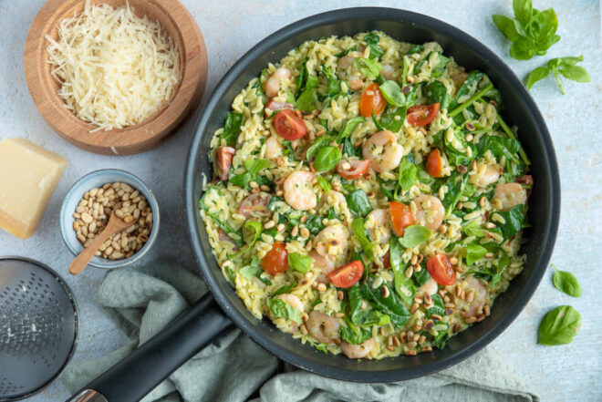 Orzo met garnalen, spinazie en pestoroomsaus