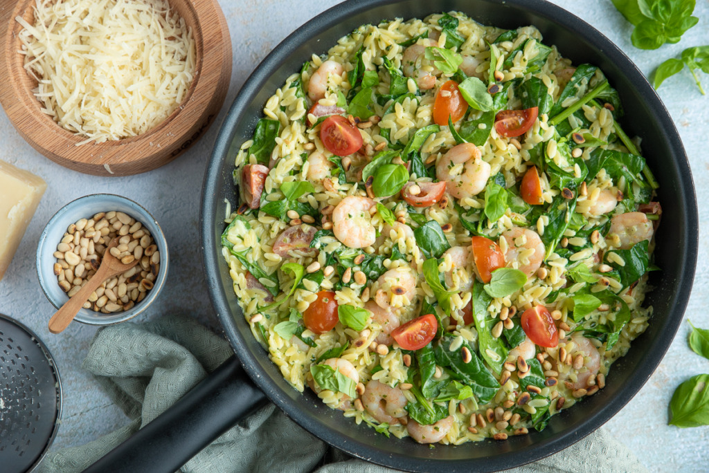 Orzo met garnalen, spinazie en pestoroomsaus