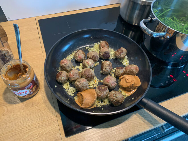 Voeg de overige ingrediënten toe en breng al roerend aan de kook.