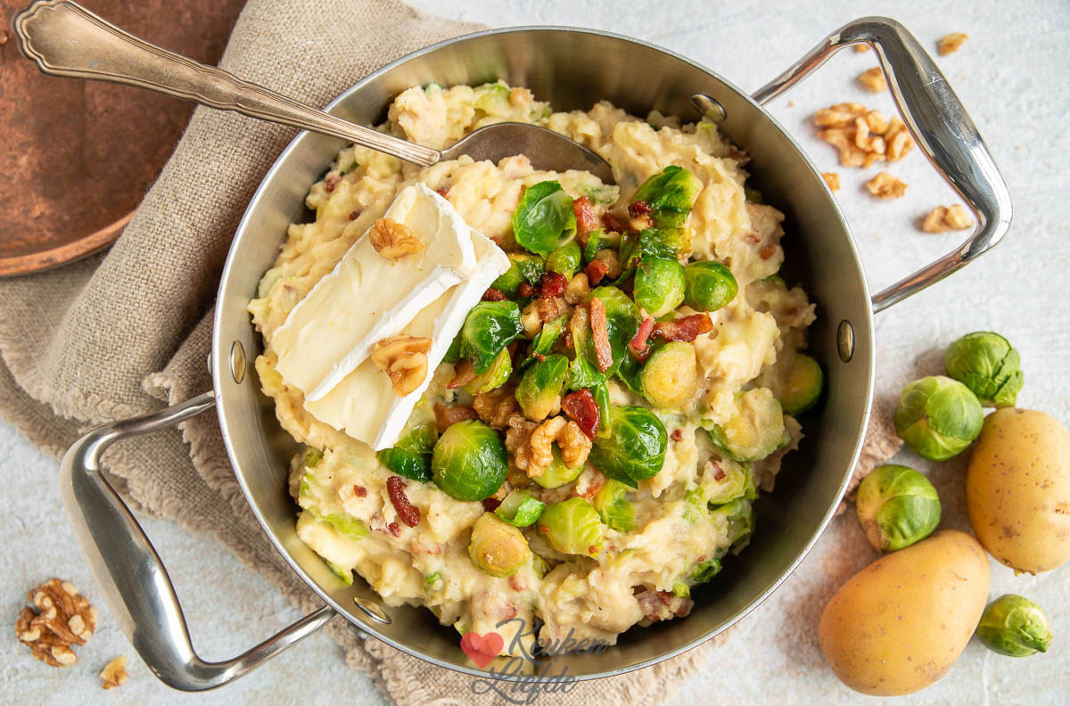 Spruitjesstamppot met spekjes en brie