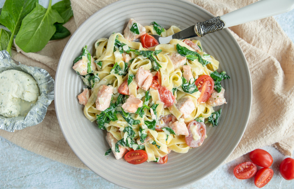Pasta (tagliatelle) met zalm, spinazie en Boursin