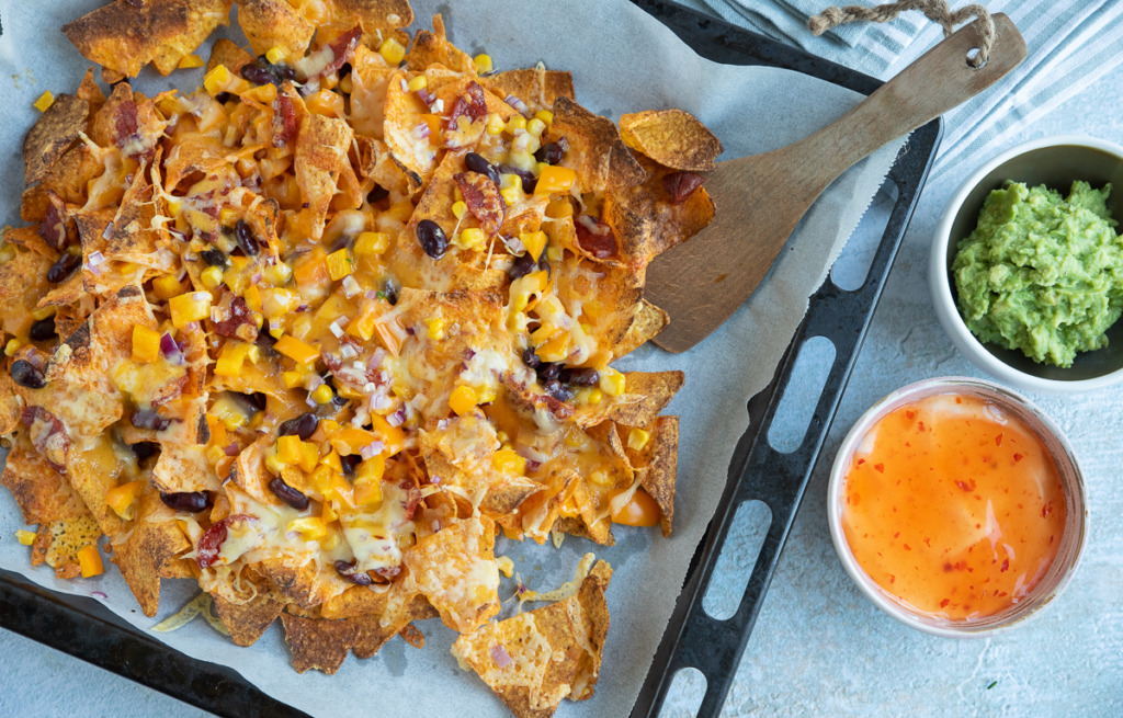 Oranje nacho's met chilisausdip