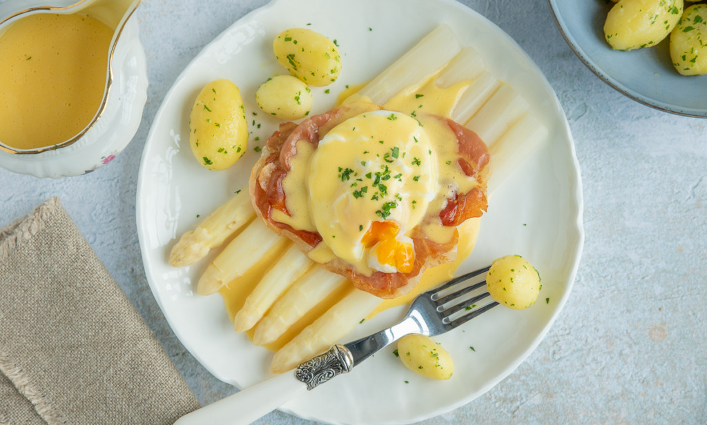 Witte asperges met parmaham, ei en hollandaisesaus