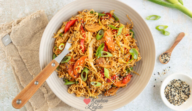 Teriyaki noedels met kip en groenten