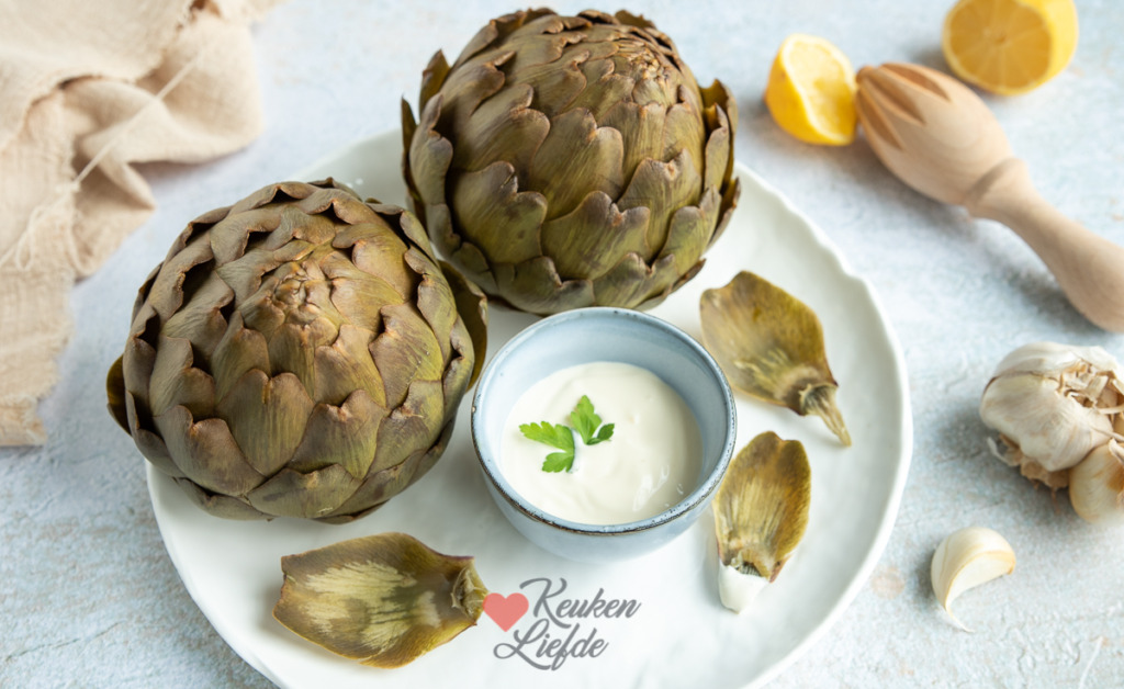 Artisjok met knoflookmayonaise