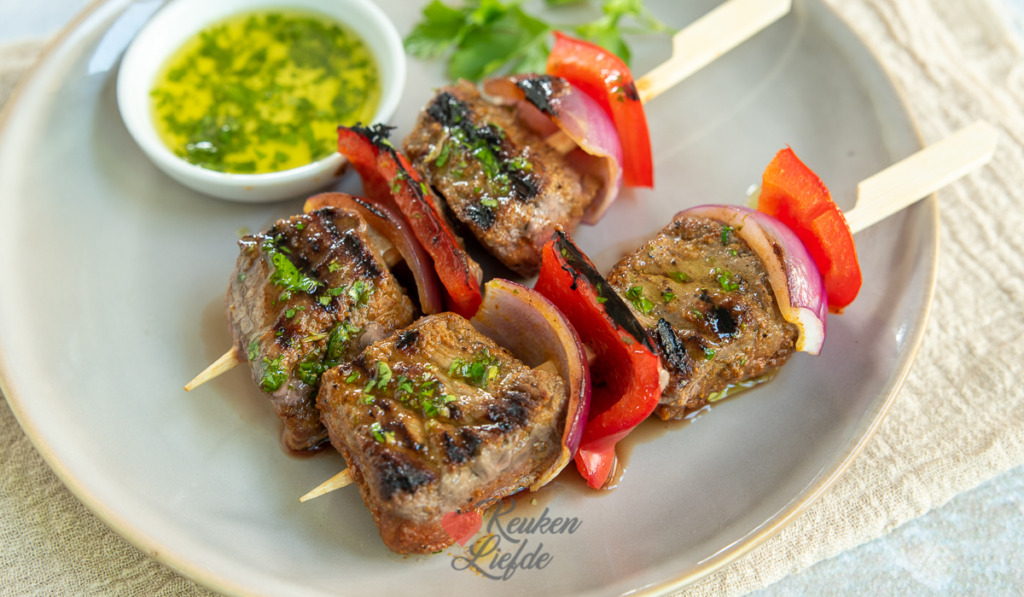 Gemarineerde biefstukspies met peterseliedressing