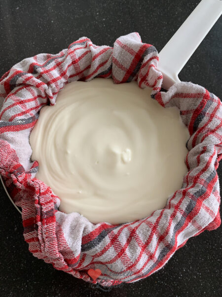 Laat de yoghurt uitlekken