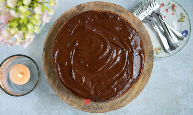 Notentaart met amaretto en chocoladeglazuur