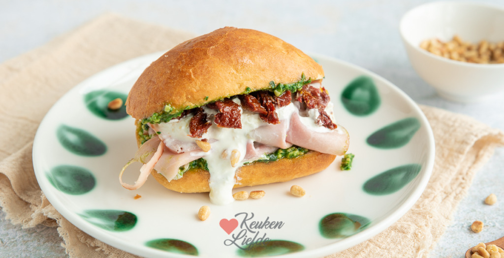 Pistolet met pesto, parmaham en burrata Pistolet met pesto, parmaham en burrata