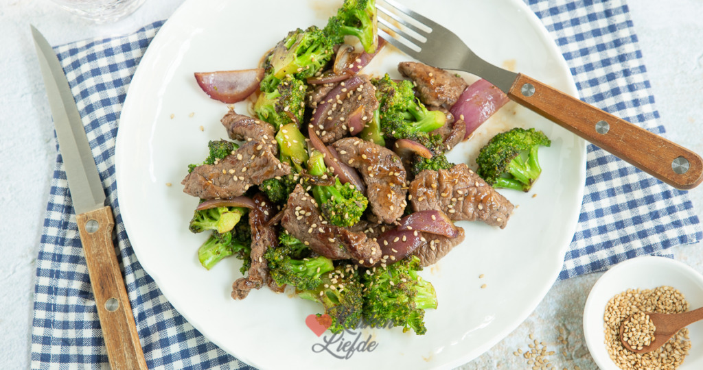 Roerbak biefstuk met broccoli en oestersaus