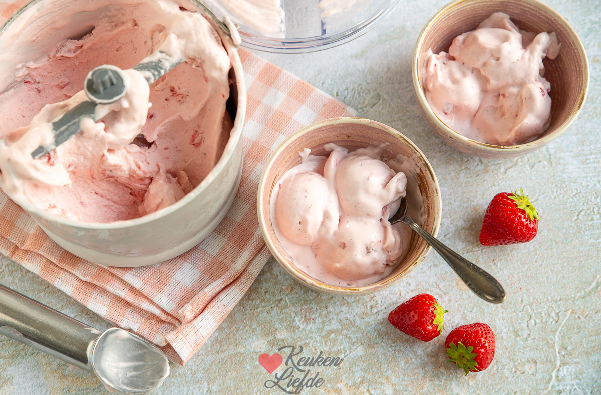 Aardbeienroomijs (uit de ijsmachine)