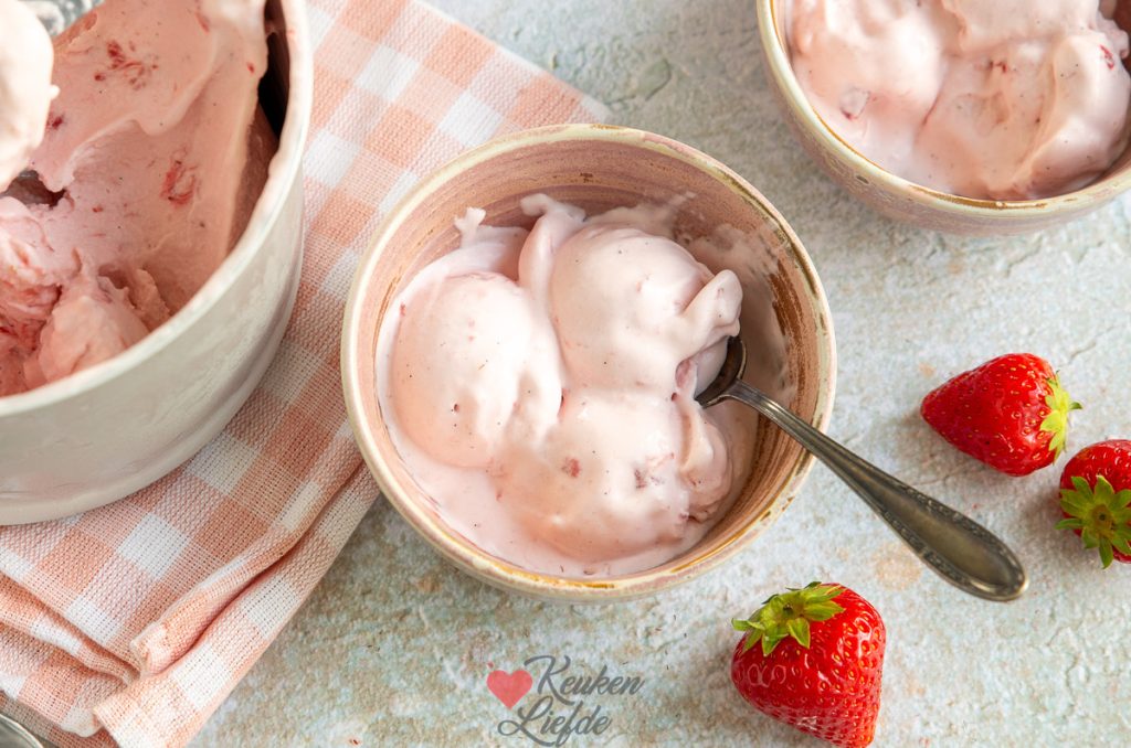 Aardbeienroomijs (uit de ijsmachine)