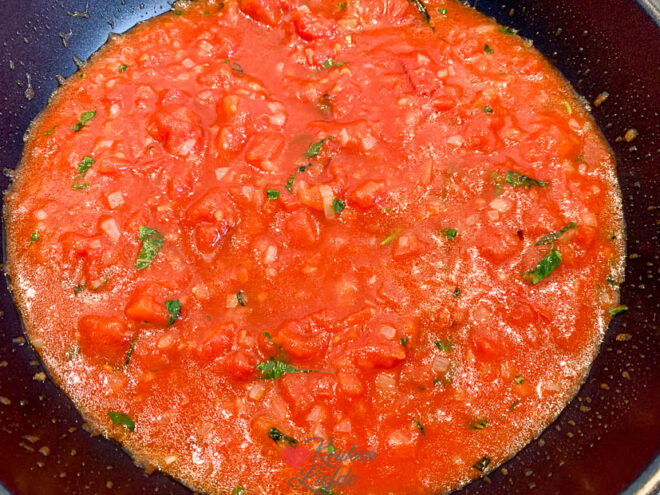 Maak de tomatensaus