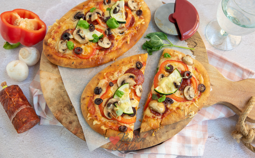 Naanpizza met chorizo, paprika en champignons