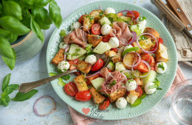 Panzanella met meloen, mozzarella en parmaham