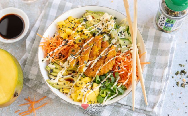 Poké bowl met krokante kip en mango