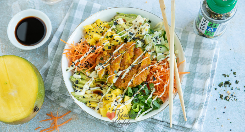 Poké bowl met krokante kip en mango
