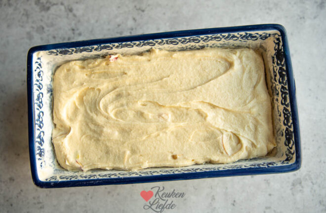 Bak de cake in de oven