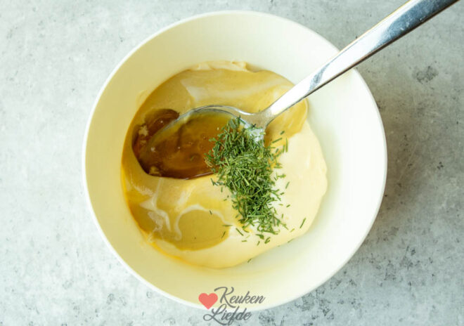 Maak de honing-mosterdsaus
