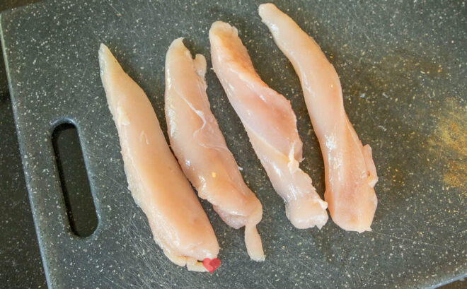 Snijd de kip in repen