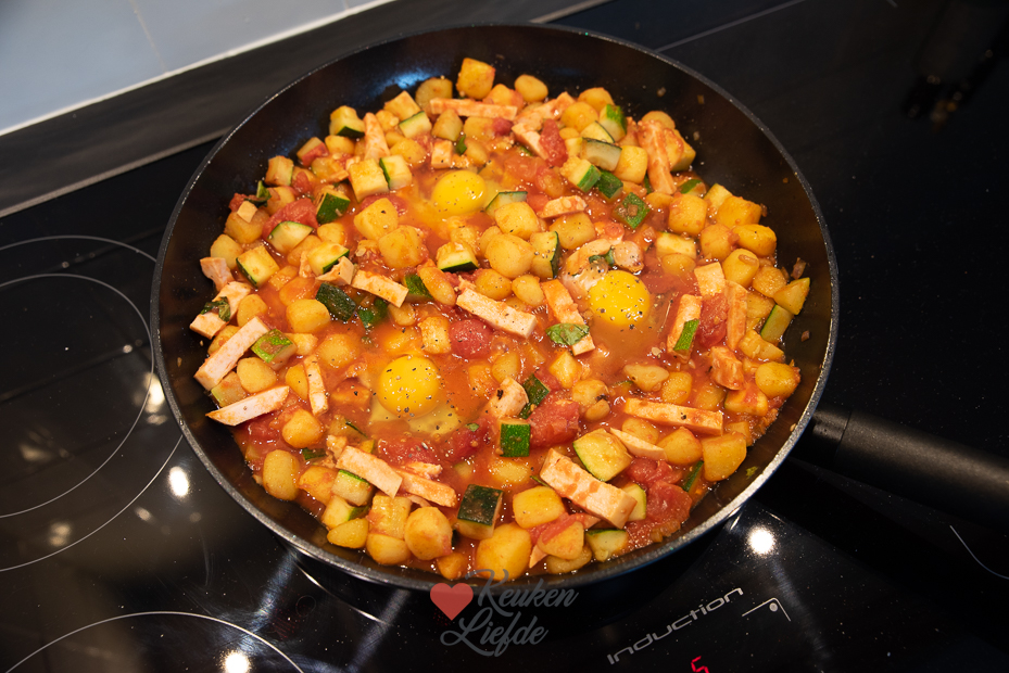 Krieltjesschotel met tomatensaus en ei Krieltjesschotel met tomatensaus en ei