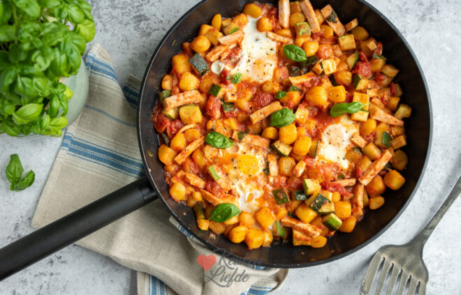 Krieltjesschotel met tomatensaus en ei