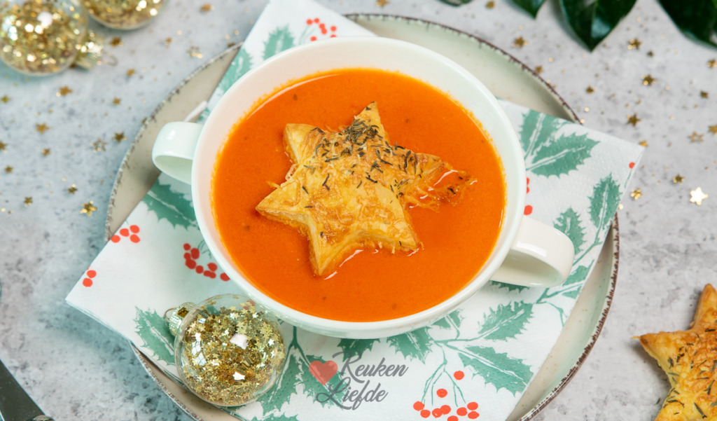 Tomaat-paprikasoep met bladerdeegsterren Tomaat-paprikasoep met bladerdeegsterren
