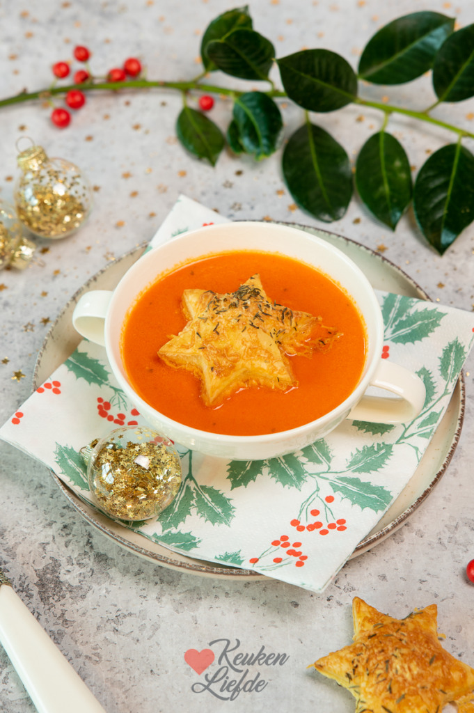 Tomaat-paprikasoep met bladerdeegsterren Tomaat-paprikasoep met bladerdeegsterren