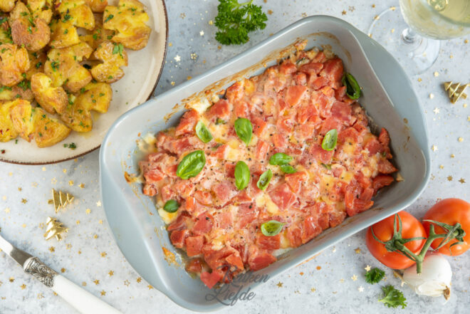 Vis cuisine met tomaat en mozzarella