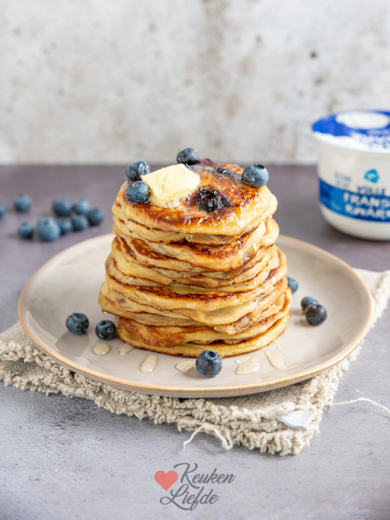 Fluffy pancakes met kwark en blauwe bessen Fluffy pancakes met kwark en blauwe bessen