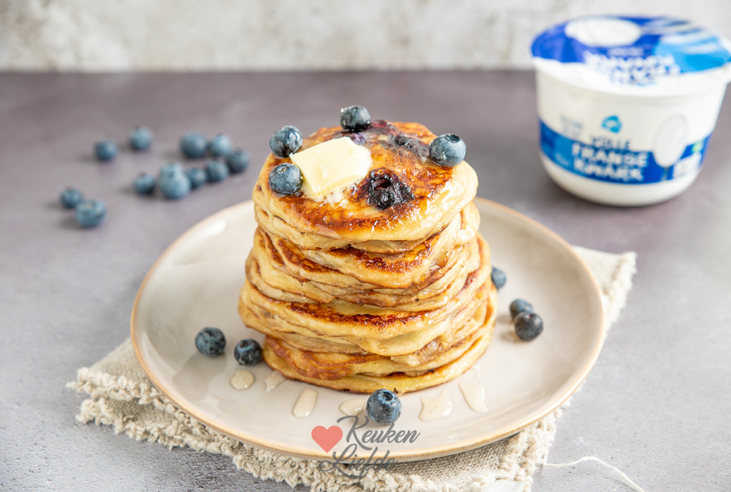 Fluffy pancakes met kwark en blauwe bessen Fluffy pancakes met kwark en blauwe bessen