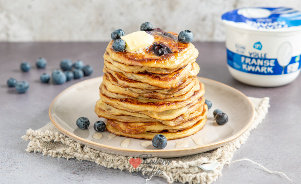 Fluffy pancakes met kwark en blauwe bessen Fluffy pancakes met kwark en blauwe bessen