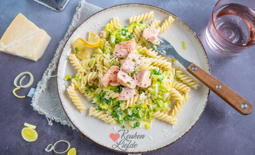 Pasta alfredo met prei en zalm