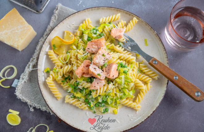 Pasta alfredo met prei en zalm