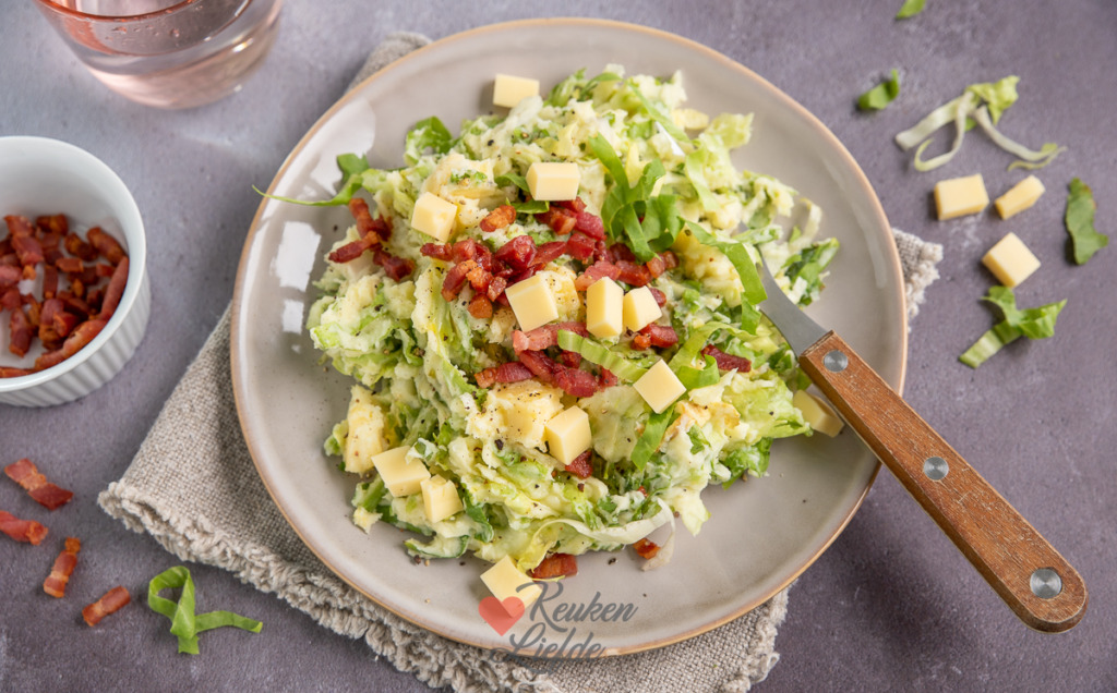 Rauwe andijviestamppot met spekjes en kaas