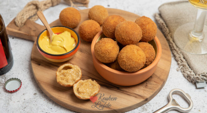 Bitterballen met kaas en bier