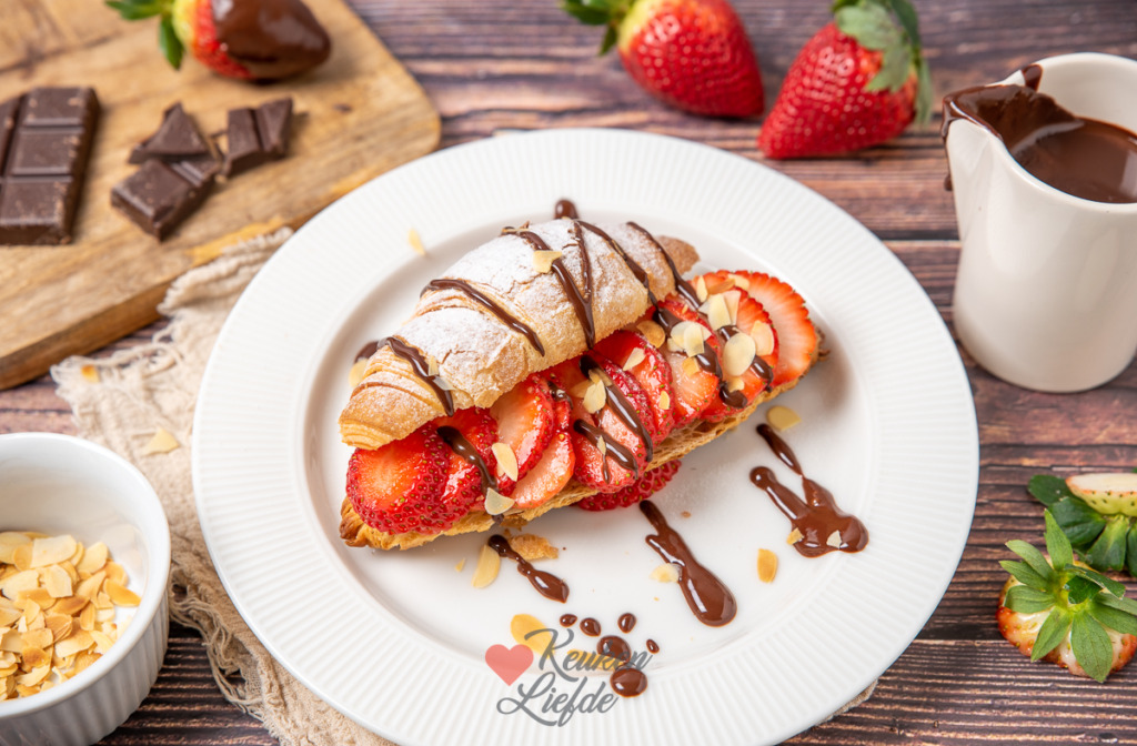 Croissant met aardbeien en chocoladesaus
