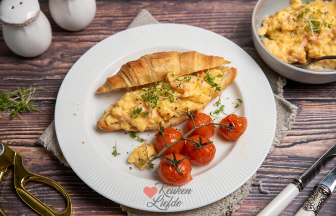 Croissant met roerei en zalm