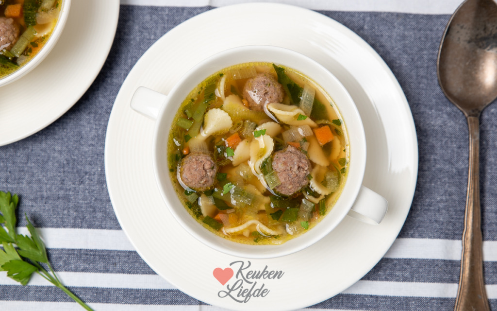 Groentesoep met gehaktballetjes en pasta
