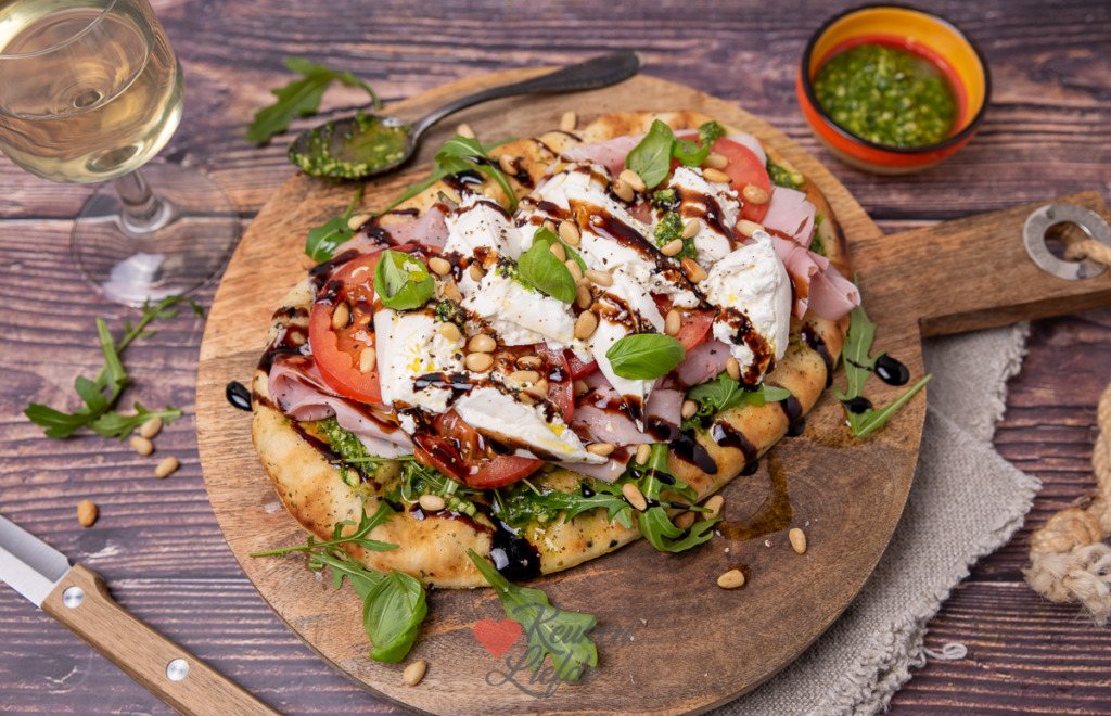 Platbrood met pesto, ham en burrata