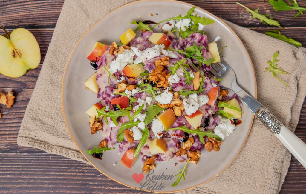 Rodekoolstamppot met appel, geitenkaas en walnoot