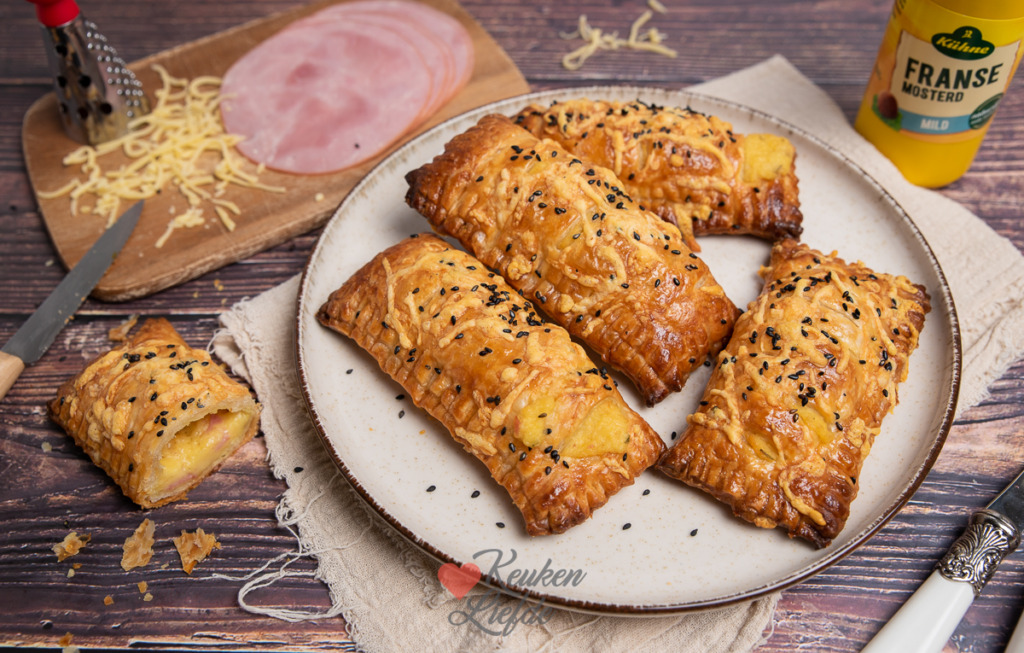 Bladerdeegbroodjes met ham en kaas