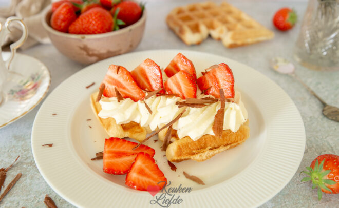 Croissantwafel met aardbeien en slagroom