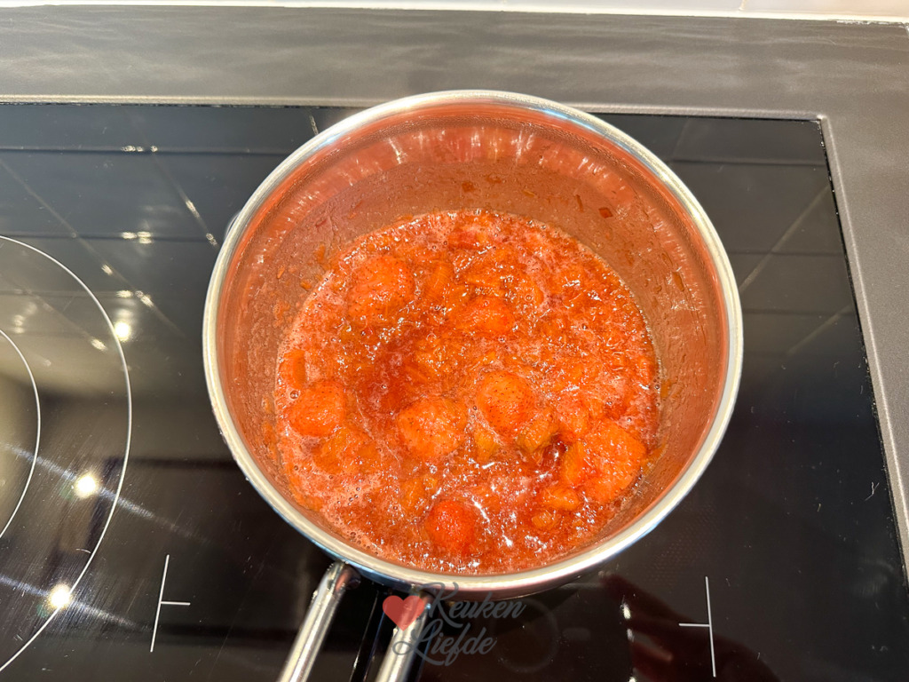 Kaiserschmarrn met aardbei en rabarbercompote Kaiserschmarrn met aardbei en rabarbercompote